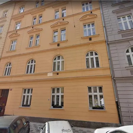 One-bedroom Park Flat شقة *