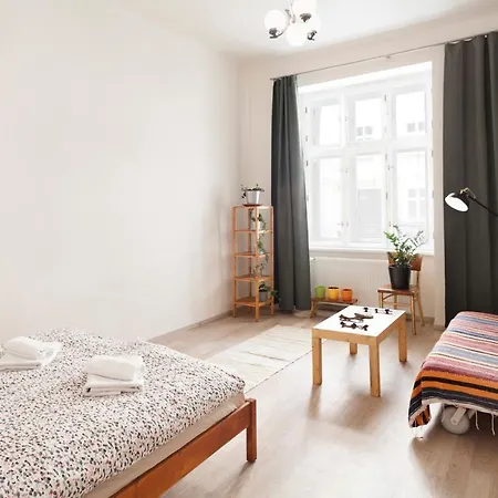 One-bedroom Park Flat شقة براغ